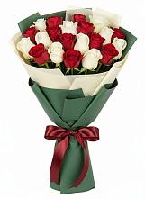 Букет Микс из красных и белых роз в Марксе