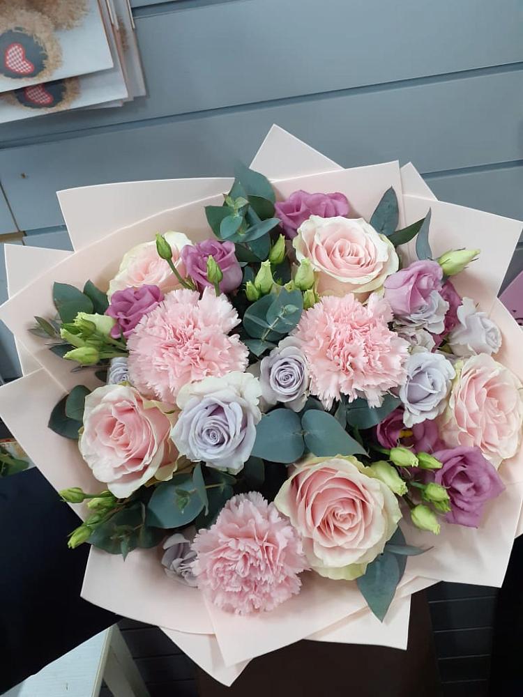 Букет цветов из: Розы, Гвоздики и Лизиантусы в Марксе