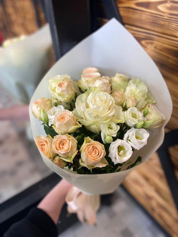 Букет цветов из: Розы и Лизиантусы в Марксе